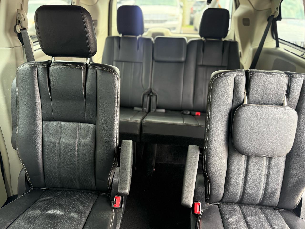 Chrysler Town & Country Touring-L 2012