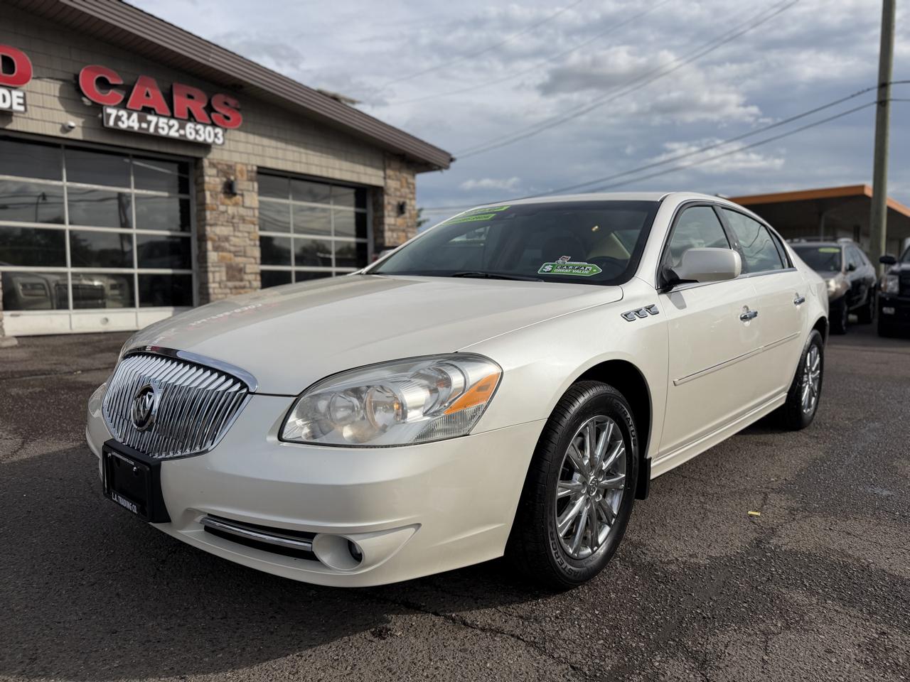 Buick Lucerne photo 2