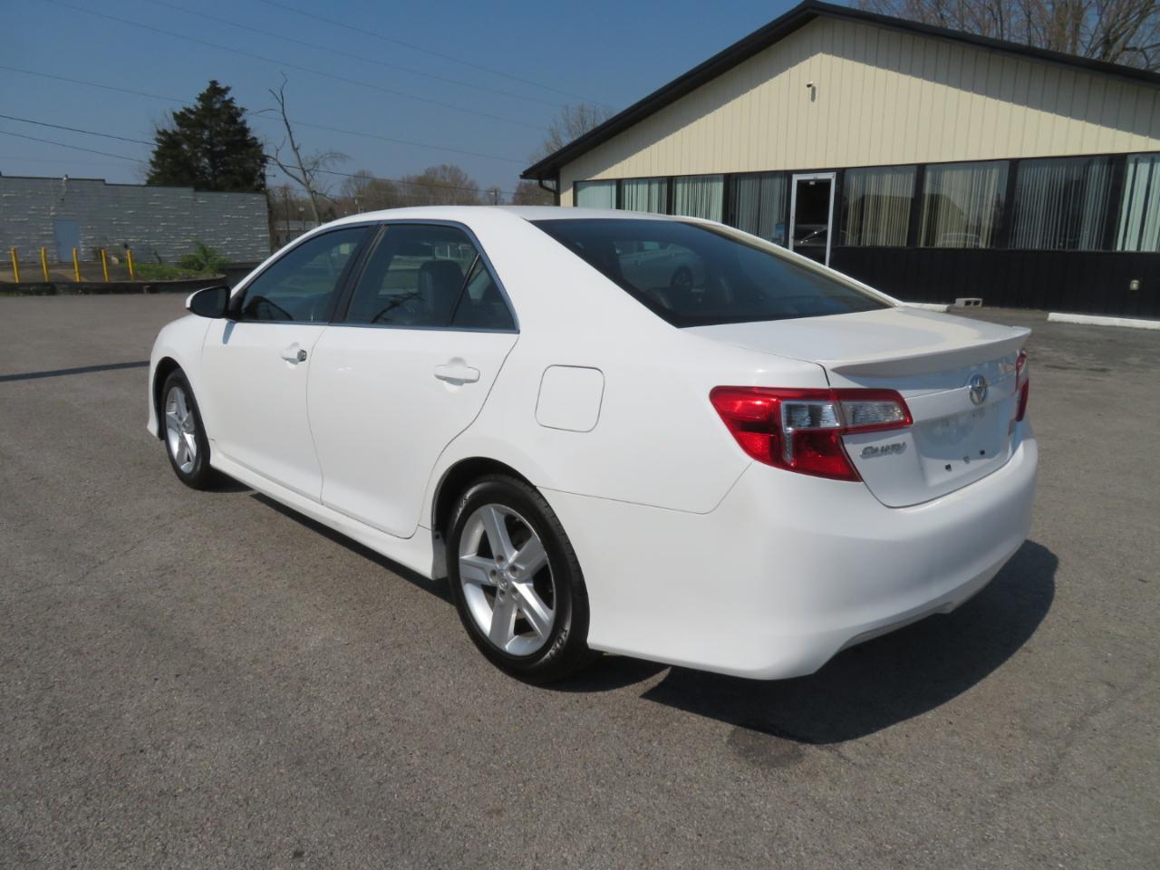 Toyota Camry 4dr Sdn I4 Auto XLE (Natl) 2013