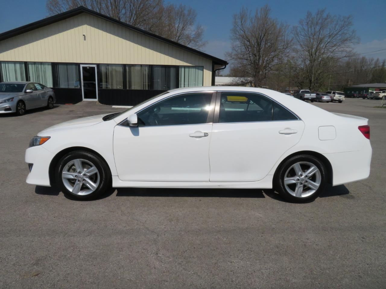 Toyota Camry 4dr Sdn I4 Auto XLE (Natl) 2013