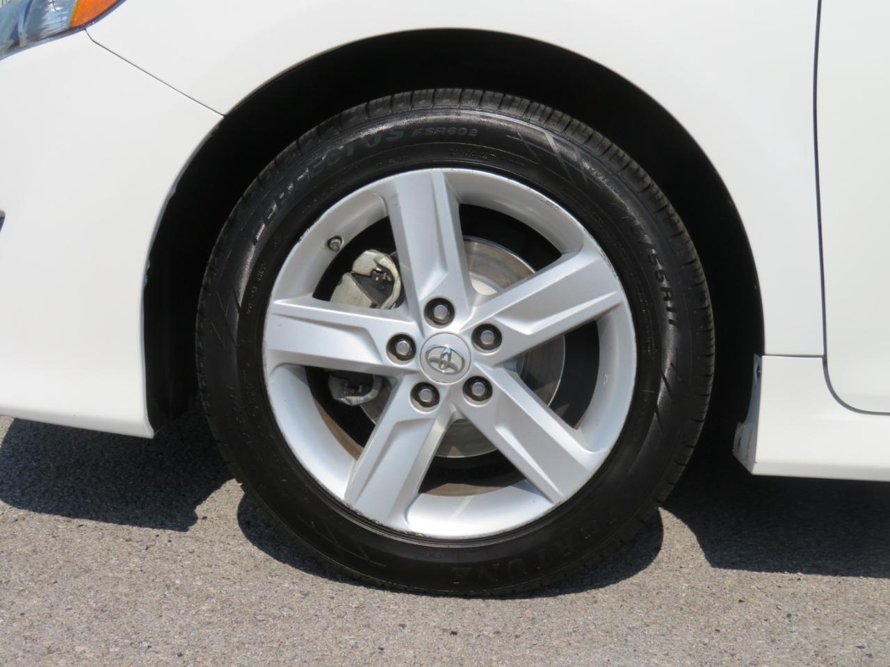 Toyota Camry 4dr Sdn I4 Auto XLE (Natl) 2013