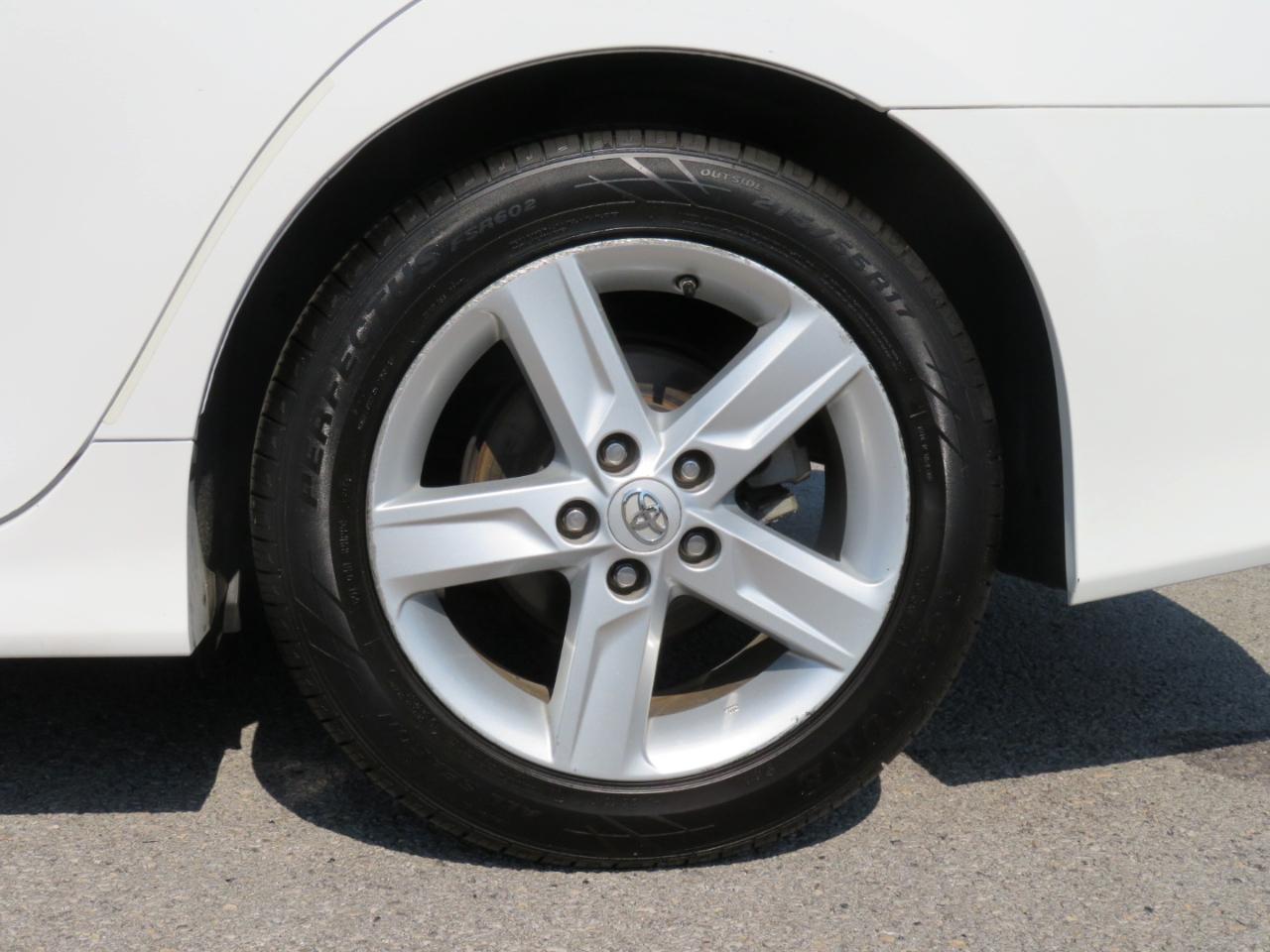 Toyota Camry 4dr Sdn I4 Auto XLE (Natl) 2013