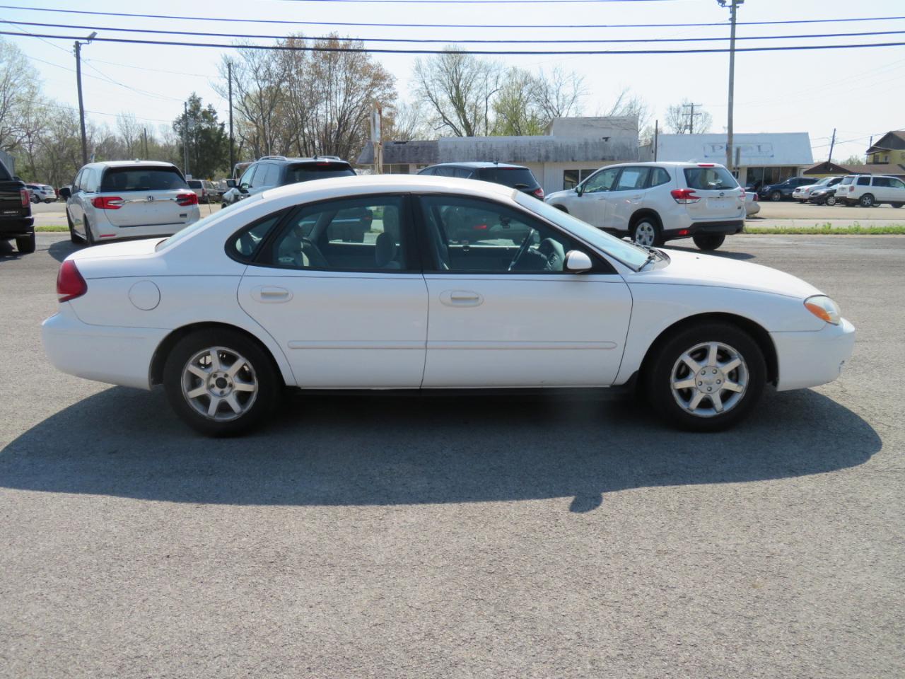 Ford Taurus 4dr Sdn SEL 2006