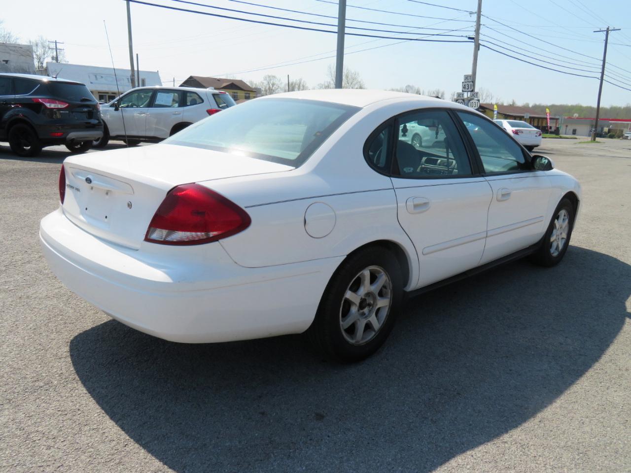 Ford Taurus 4dr Sdn SEL 2006