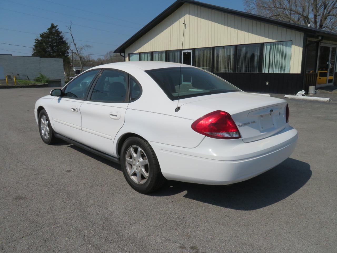 Ford Taurus 4dr Sdn SEL 2006