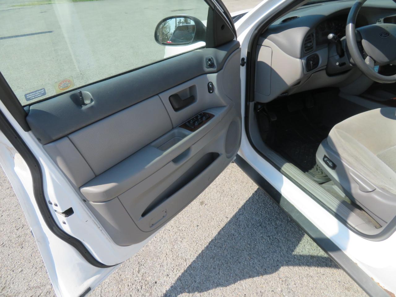 Ford Taurus 4dr Sdn SEL 2006