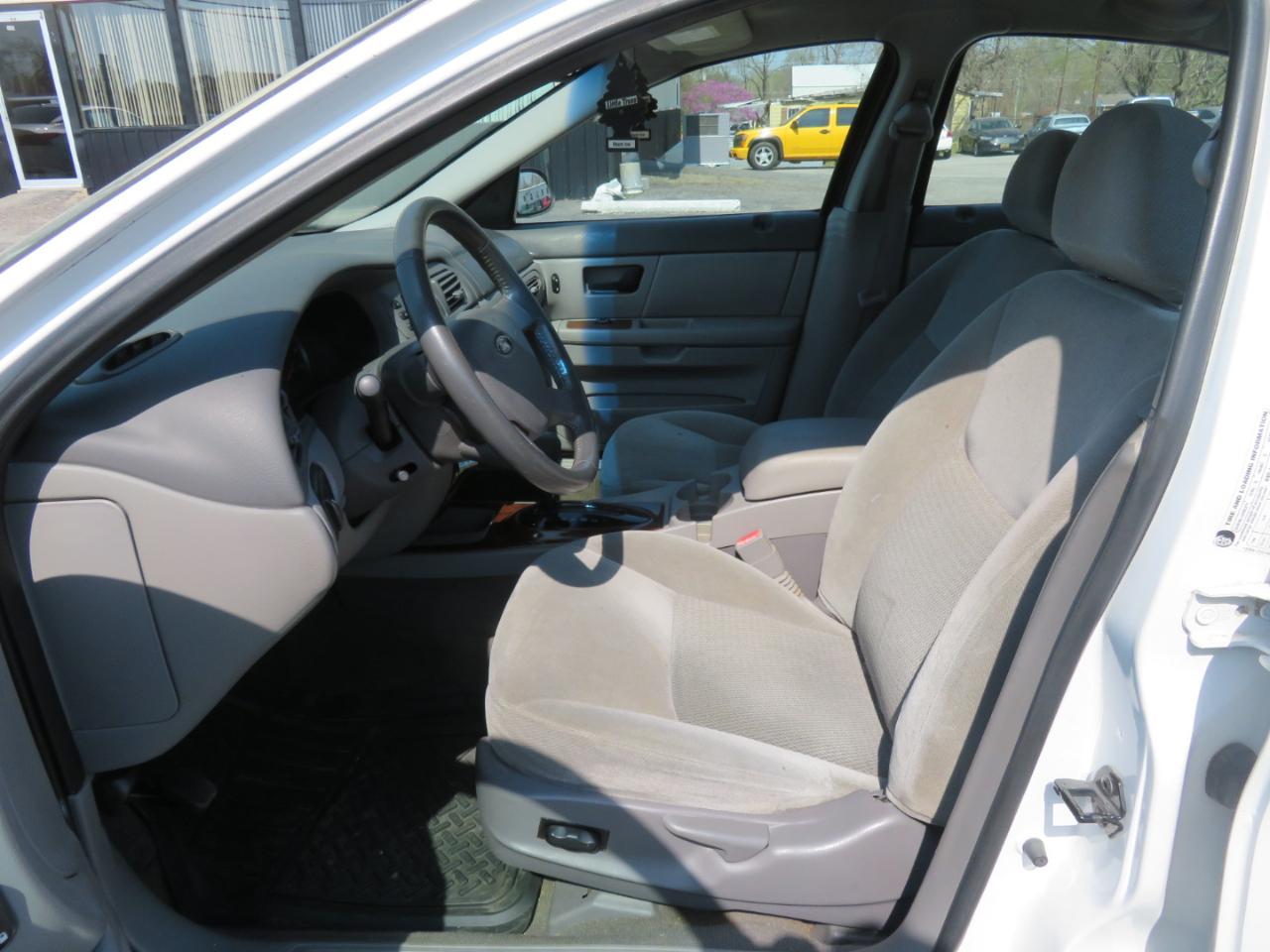 Ford Taurus 4dr Sdn SEL 2006