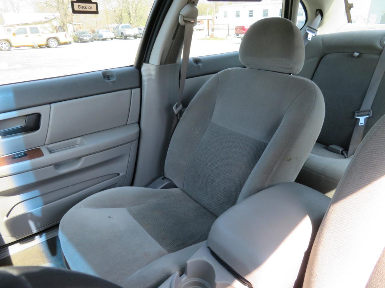 Ford Taurus 4dr Sdn SEL 2006