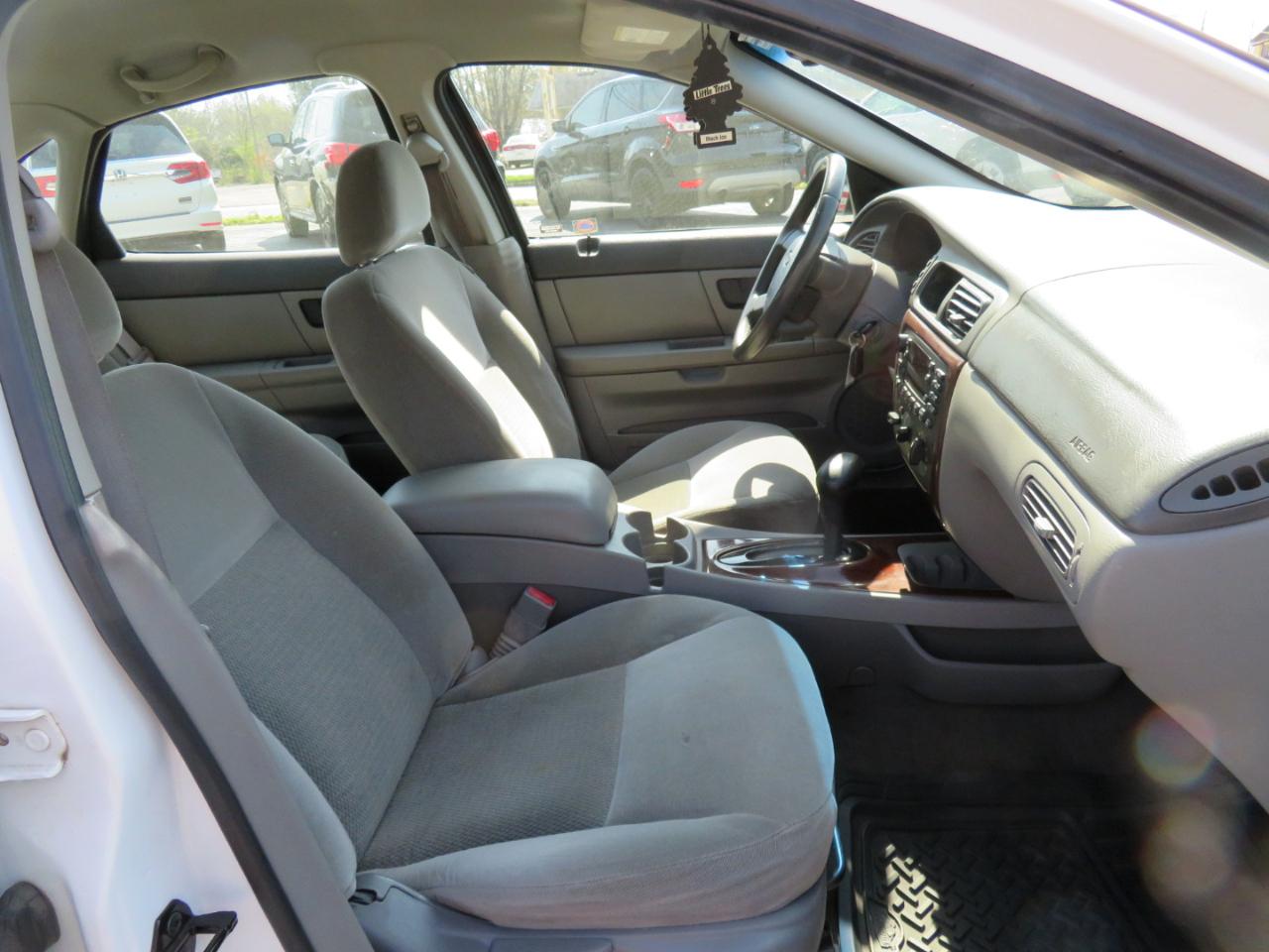 Ford Taurus 4dr Sdn SEL 2006