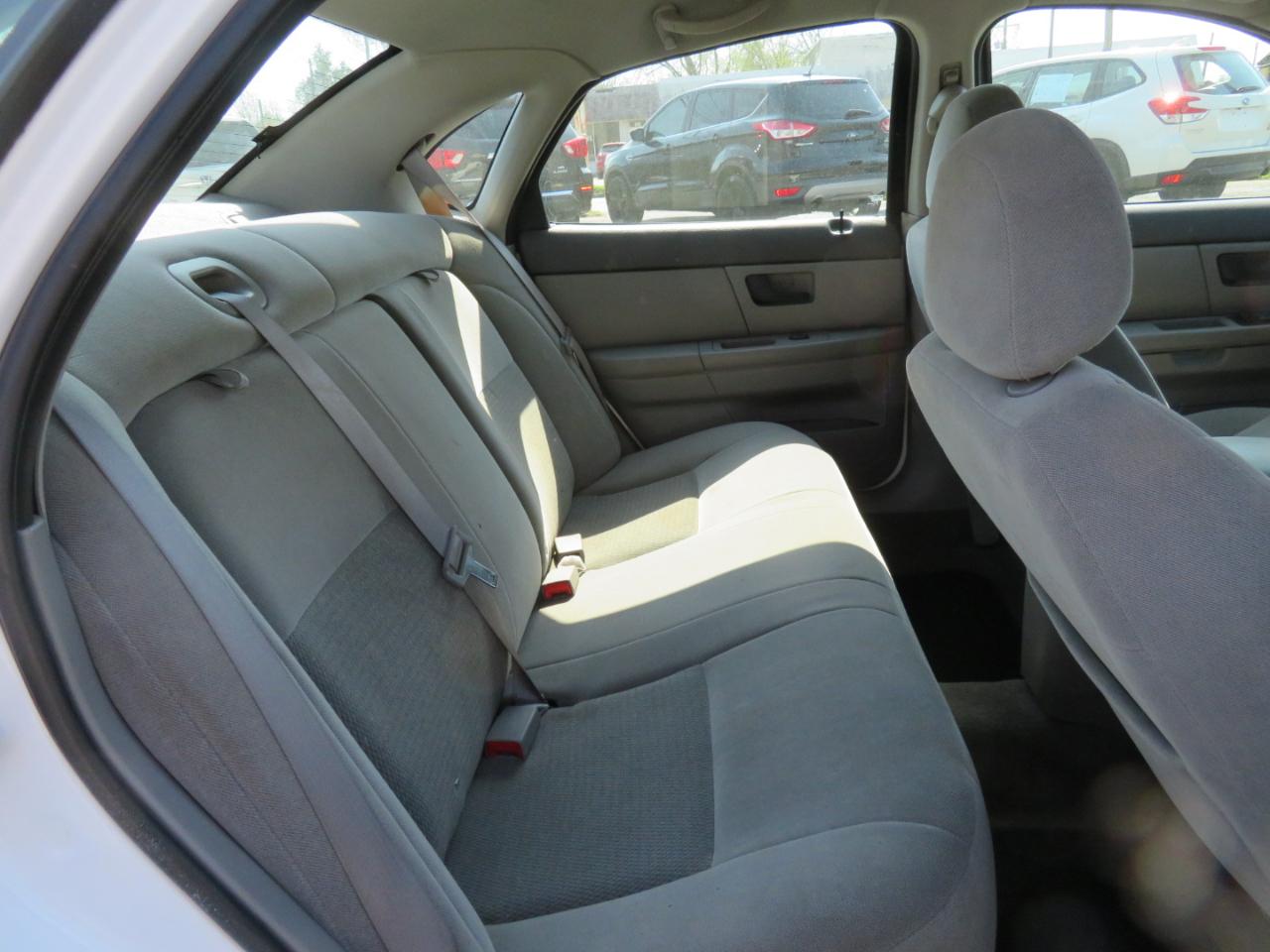 Ford Taurus 4dr Sdn SEL 2006