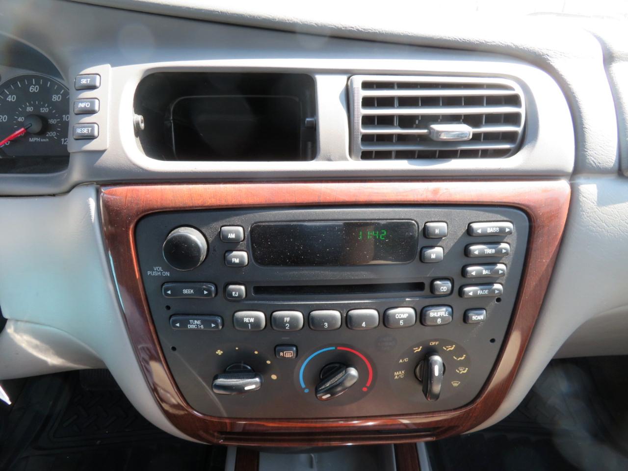 Ford Taurus 4dr Sdn SEL 2006