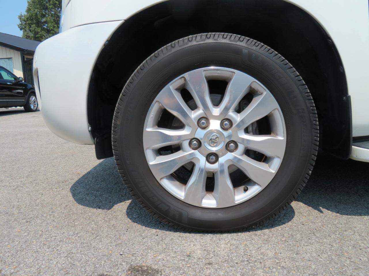 Toyota Sequoia 4WD LV8 6-Spd AT Platinum (Natl) 2010
