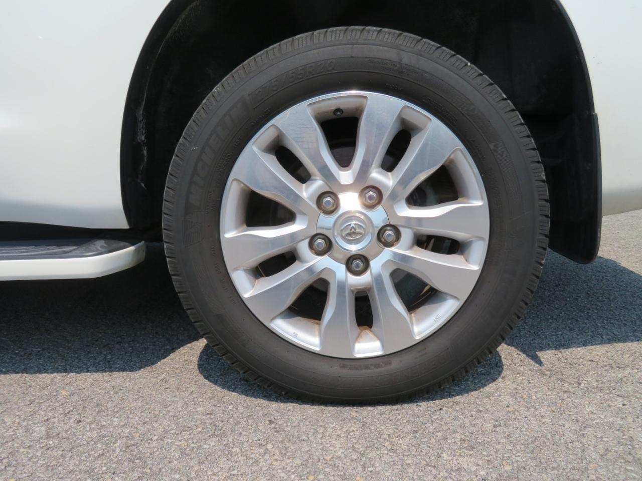 Toyota Sequoia 4WD LV8 6-Spd AT Platinum (Natl) 2010