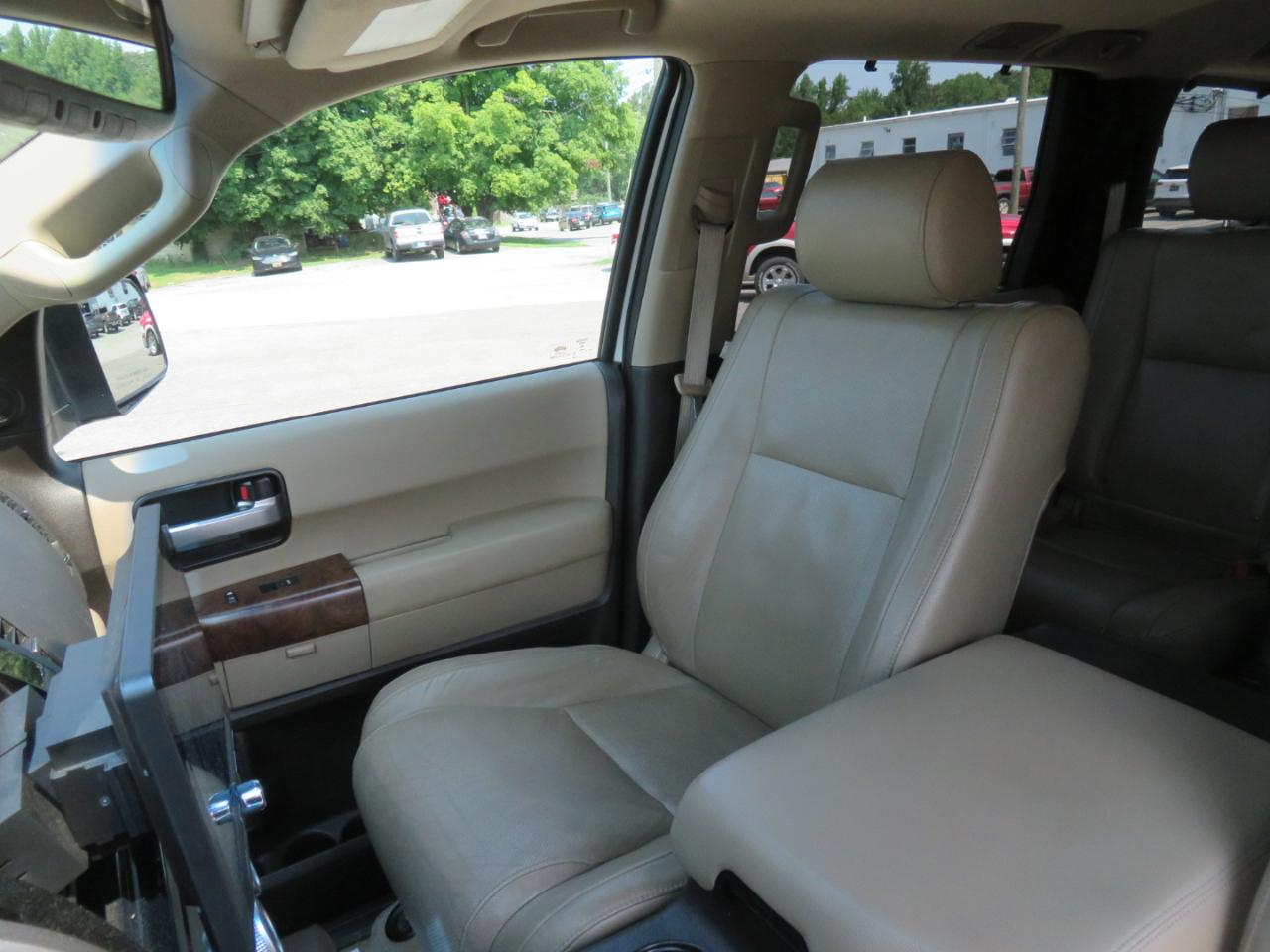 Toyota Sequoia 4WD LV8 6-Spd AT Platinum (Natl) 2010