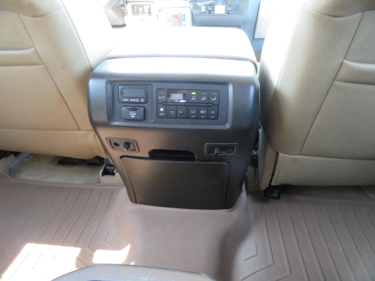 Toyota Sequoia 4WD LV8 6-Spd AT Platinum (Natl) 2010