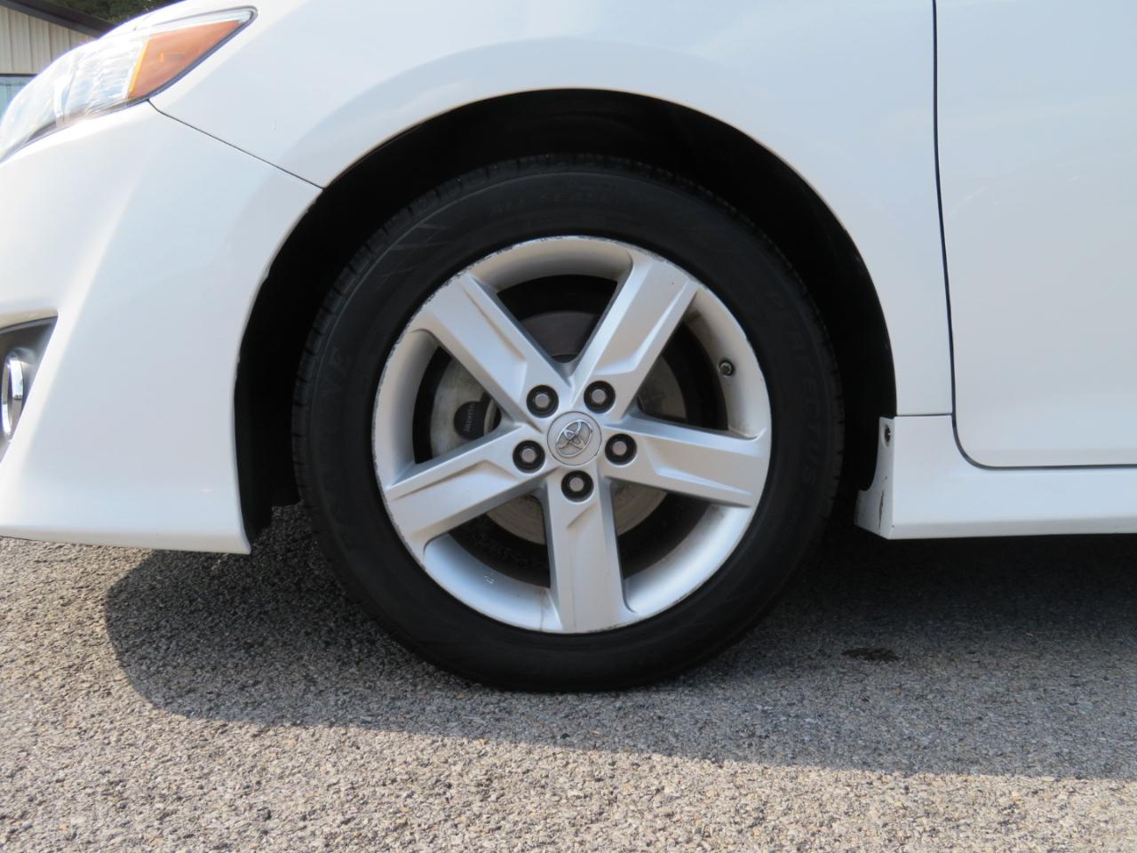 Toyota Camry 4dr Sdn I4 Auto XLE (Natl) 2013
