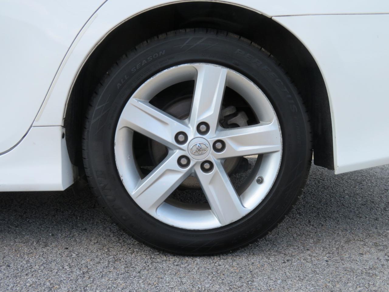 Toyota Camry 4dr Sdn I4 Auto XLE (Natl) 2013