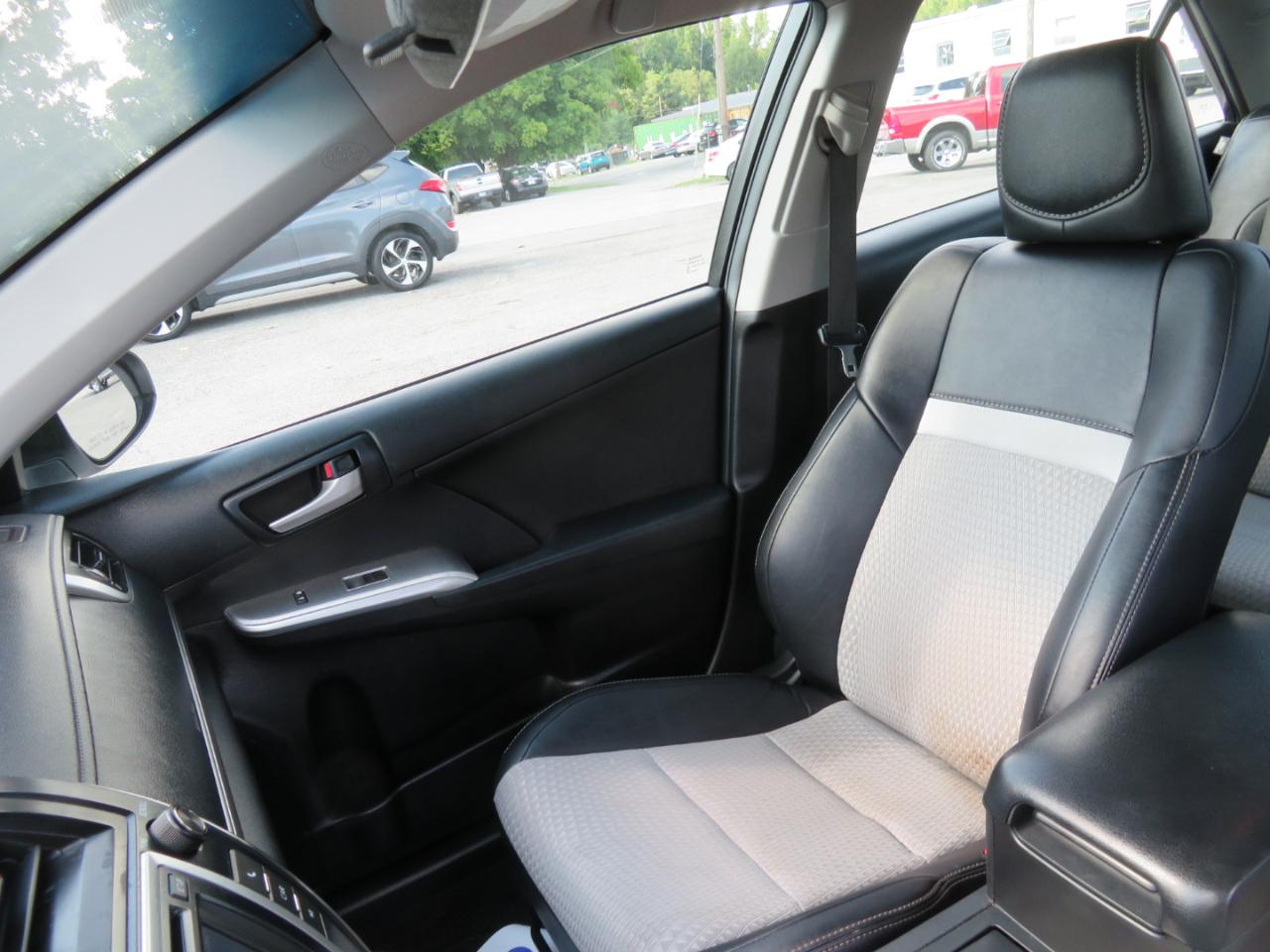 Toyota Camry 4dr Sdn I4 Auto XLE (Natl) 2013