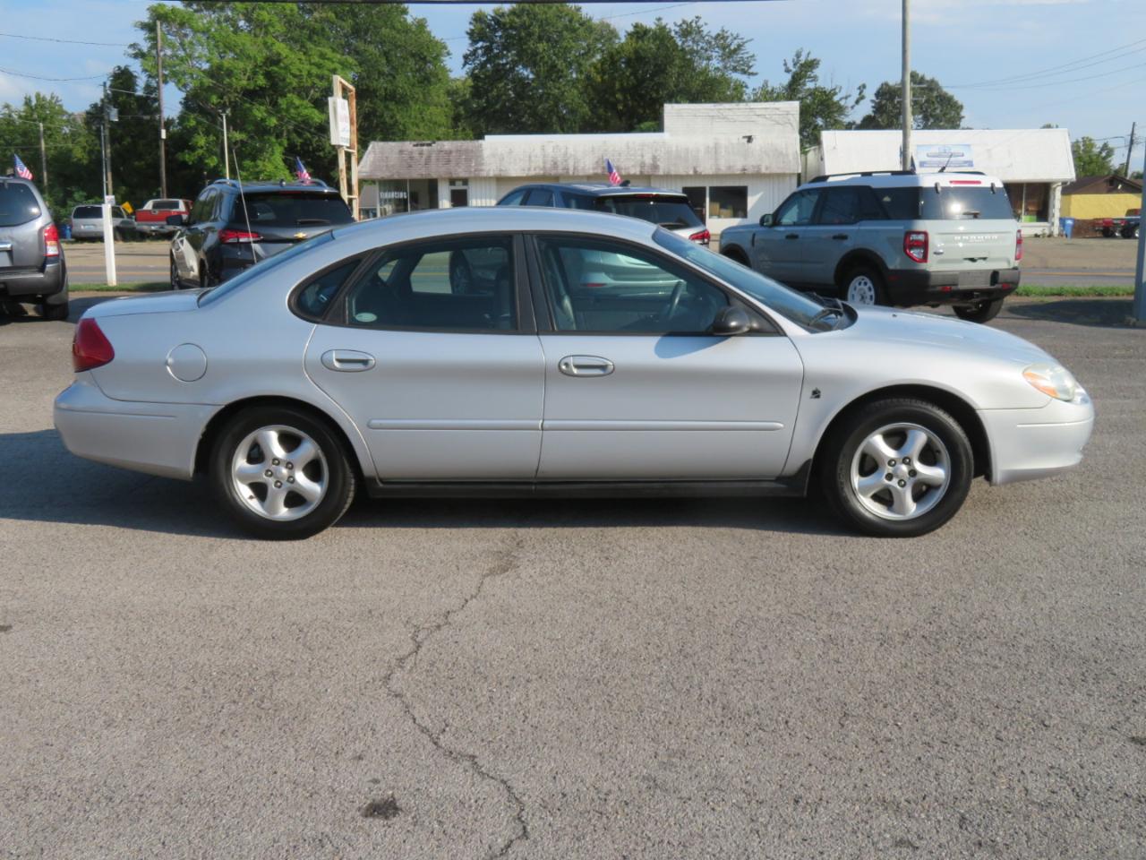 Ford Taurus 4dr Sdn SE 2001