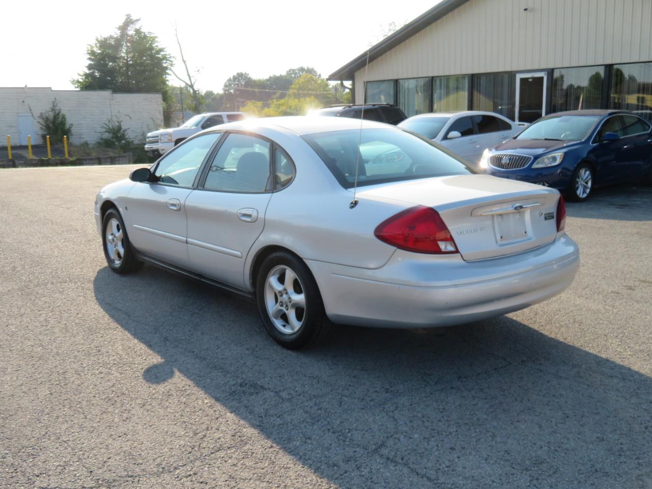 Ford Taurus 4dr Sdn SE 2001