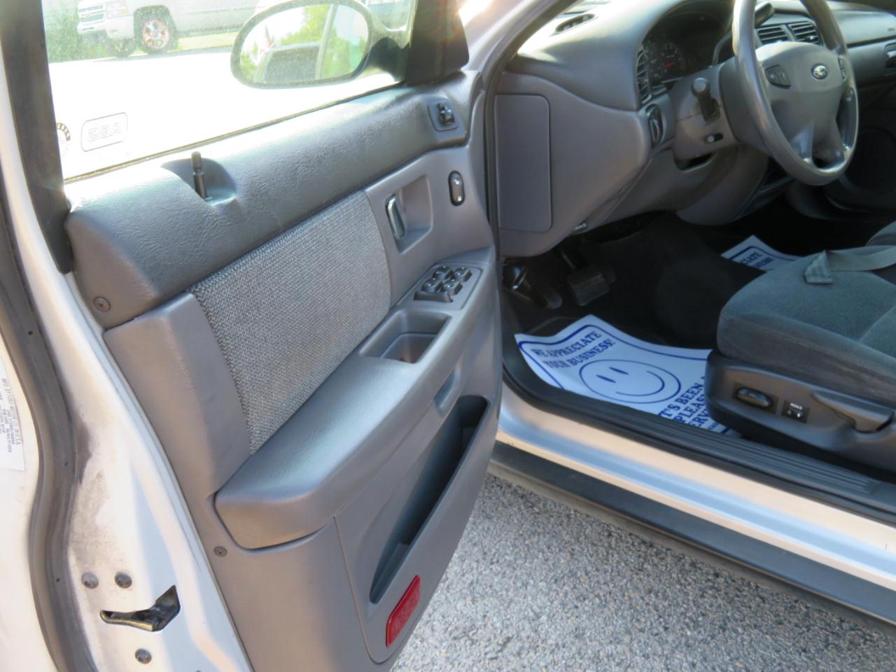 Ford Taurus 4dr Sdn SE 2001
