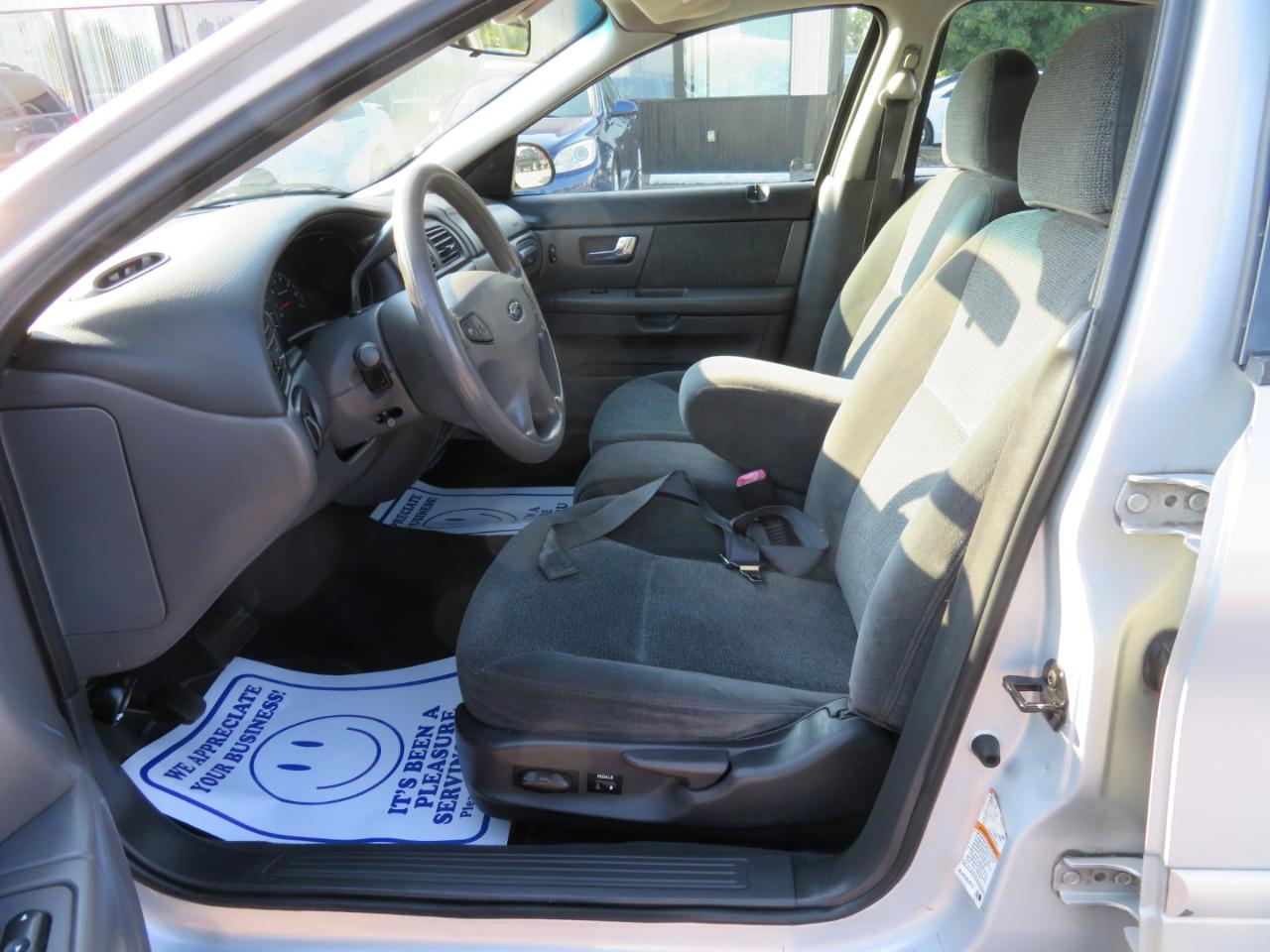 Ford Taurus 4dr Sdn SE 2001