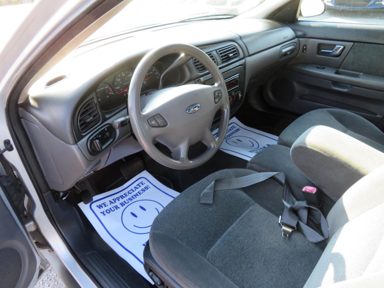Ford Taurus 4dr Sdn SE 2001