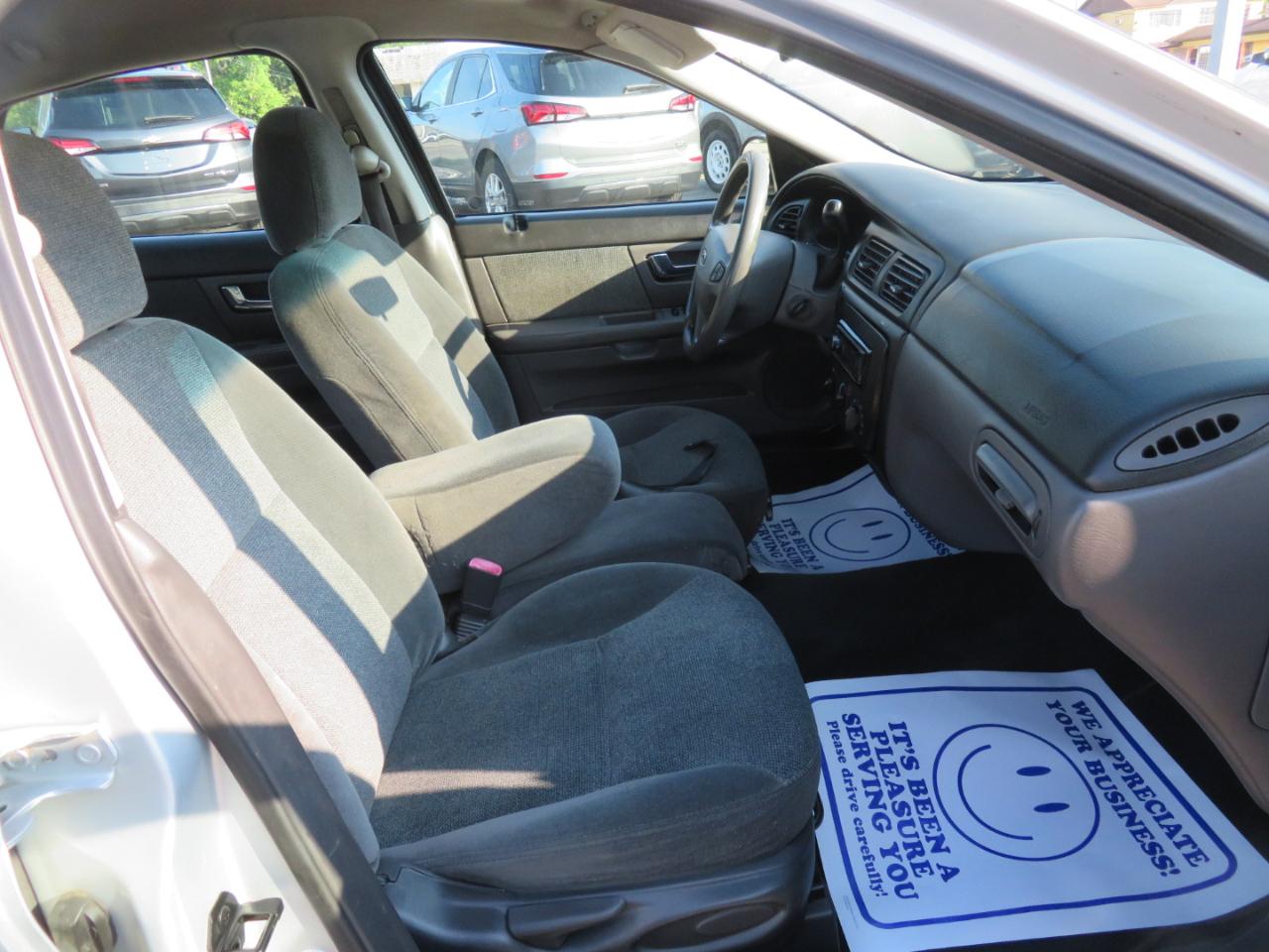 Ford Taurus 4dr Sdn SE 2001