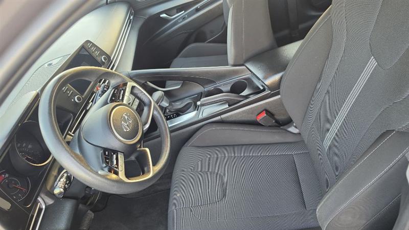Hyundai Elantra photo 9