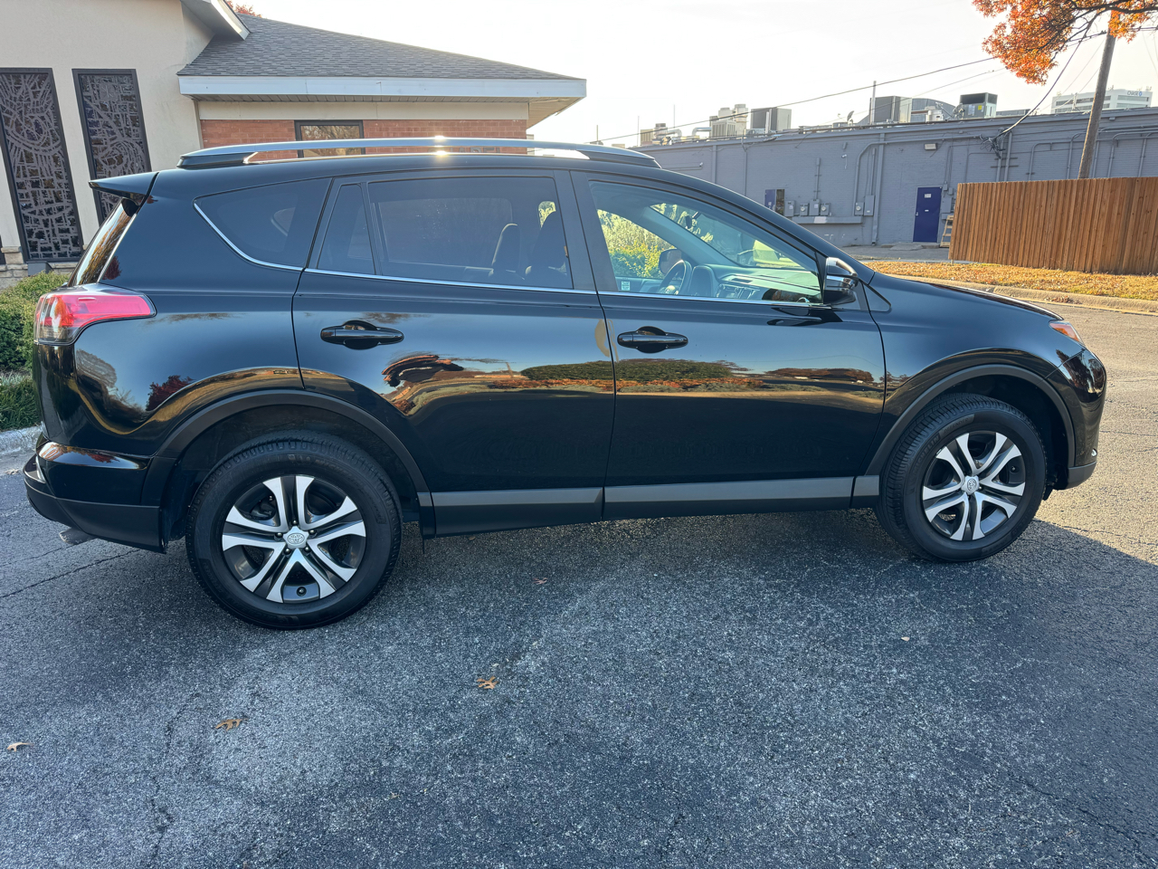 Toyota RAV4 LE FWD 2017