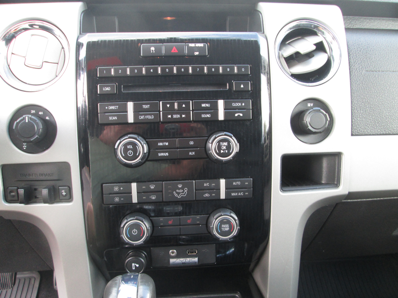 2010 Ford F-150 Lariat photo 32