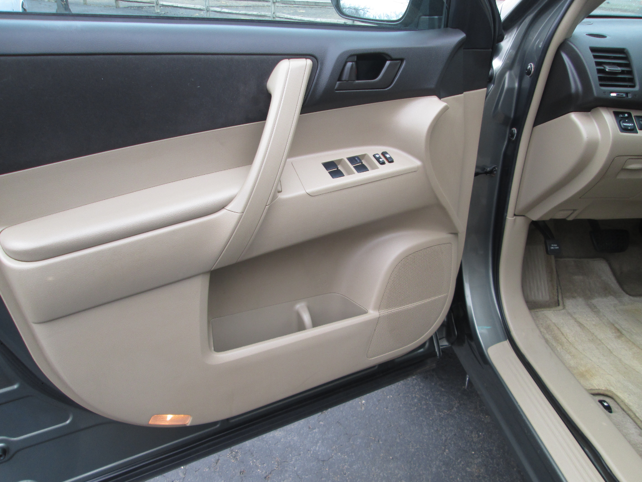 Toyota Highlander Base 4WD 2008