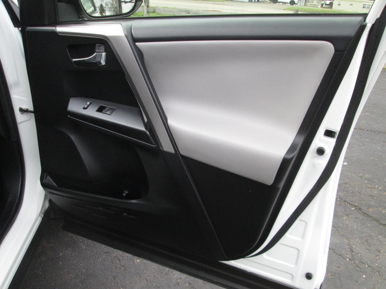 Toyota RAV4 XLE FWD 2016