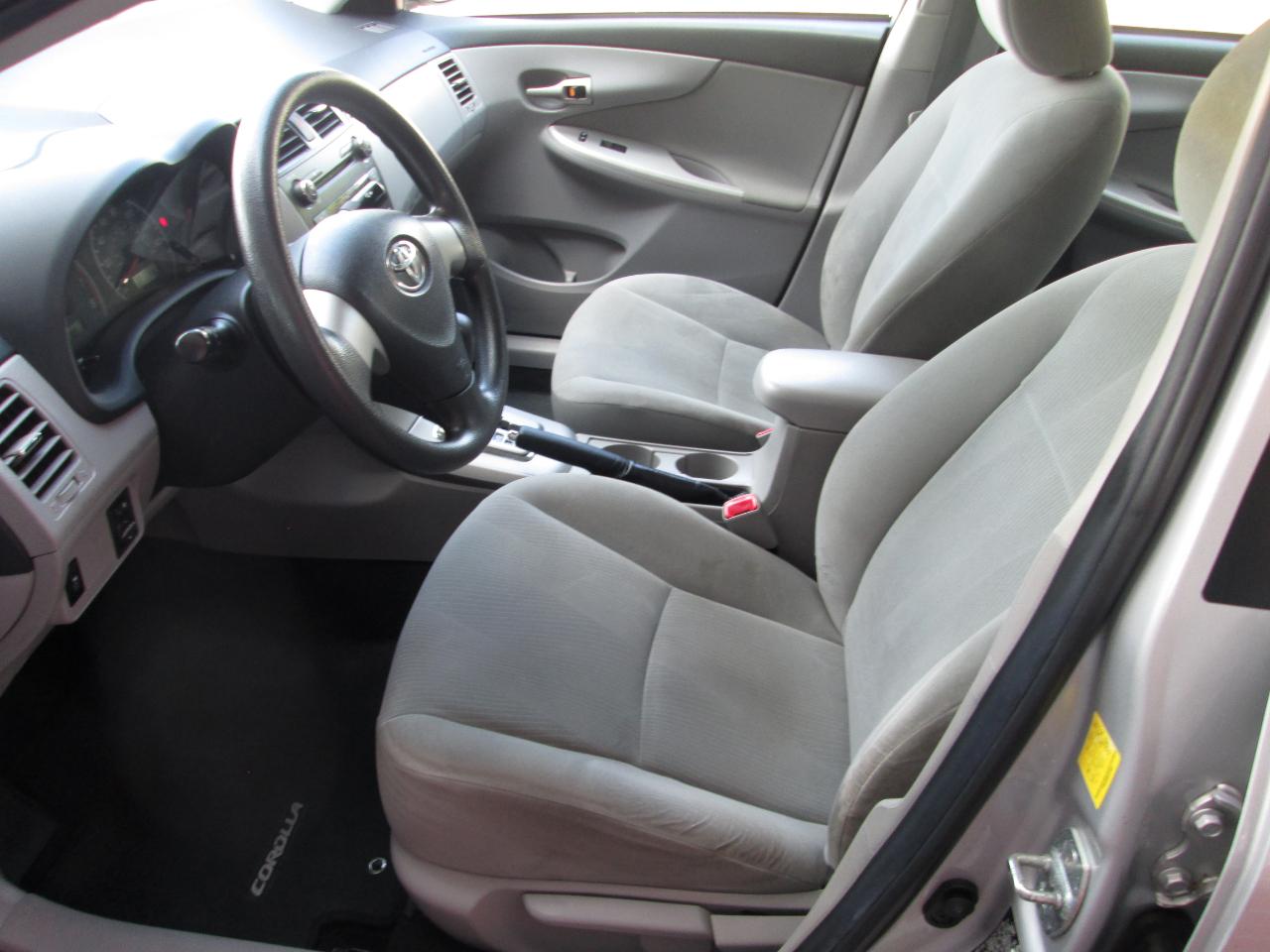 Toyota Corolla LE 4-Speed AT 2011