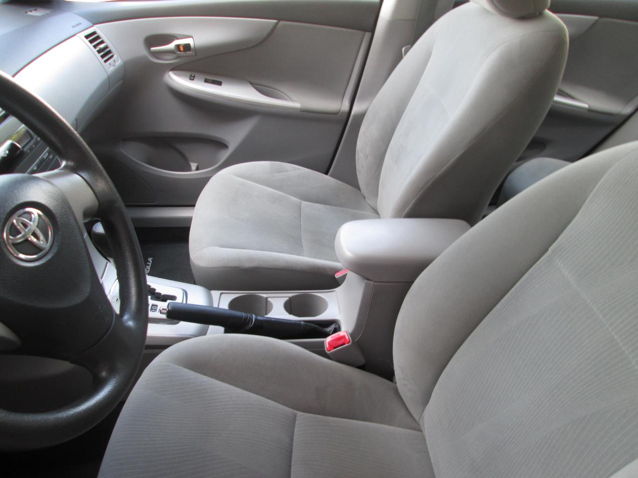 Toyota Corolla LE 4-Speed AT 2011