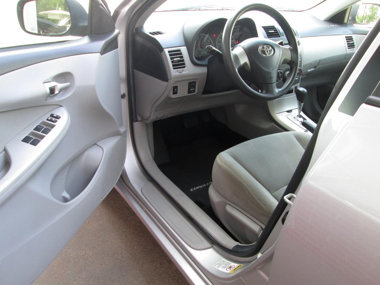 Toyota Corolla LE 4-Speed AT 2011