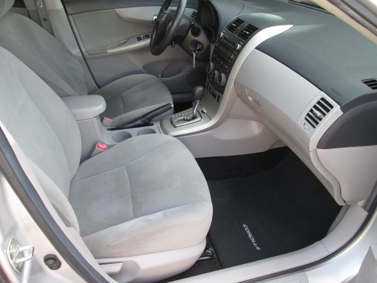 Toyota Corolla LE 4-Speed AT 2011