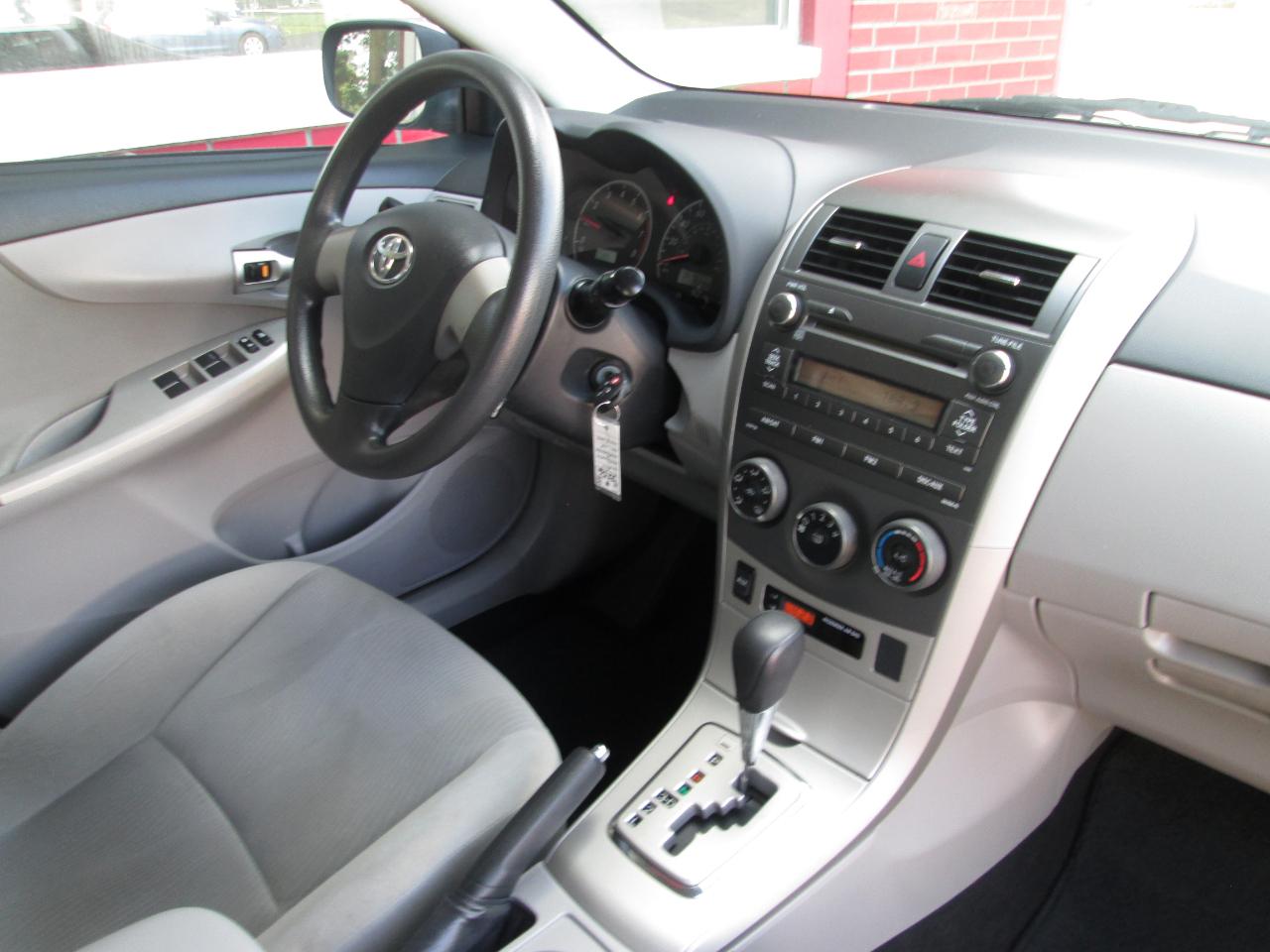 Toyota Corolla LE 4-Speed AT 2011