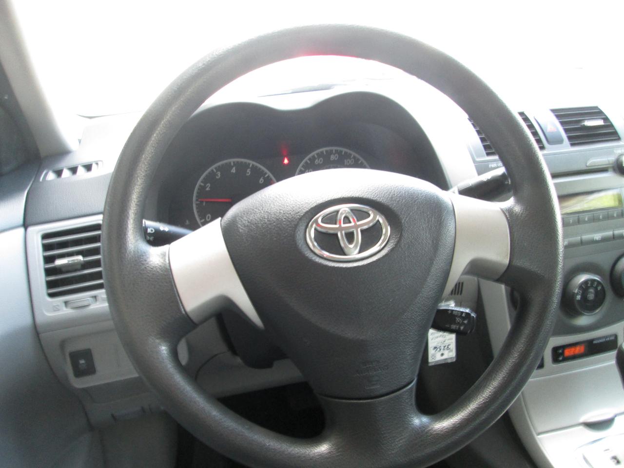 Toyota Corolla LE 4-Speed AT 2011
