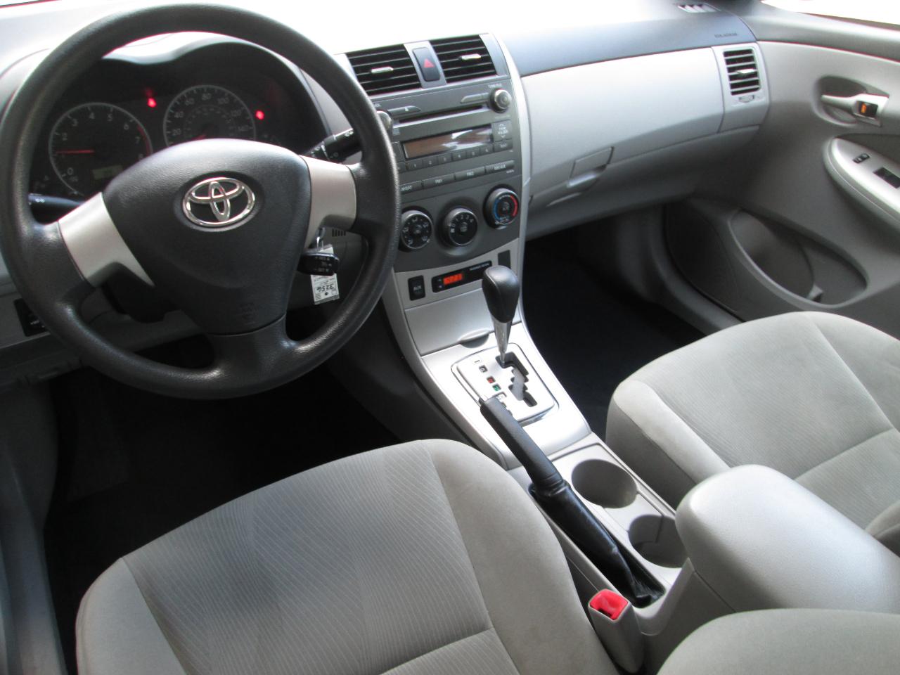 Toyota Corolla LE 4-Speed AT 2011