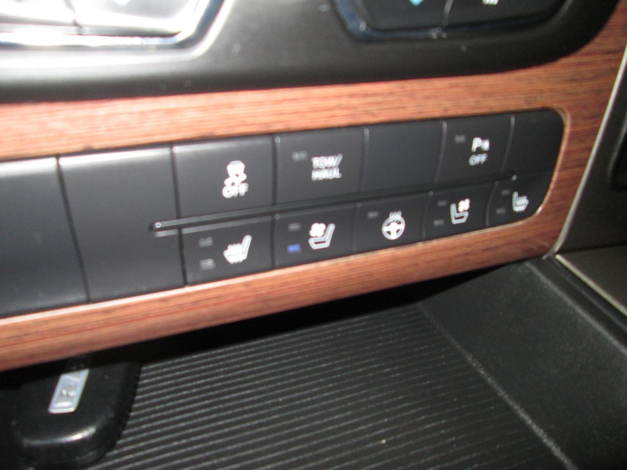 RAM 1500 Laramie Crew Cab SWB 4WD 2013