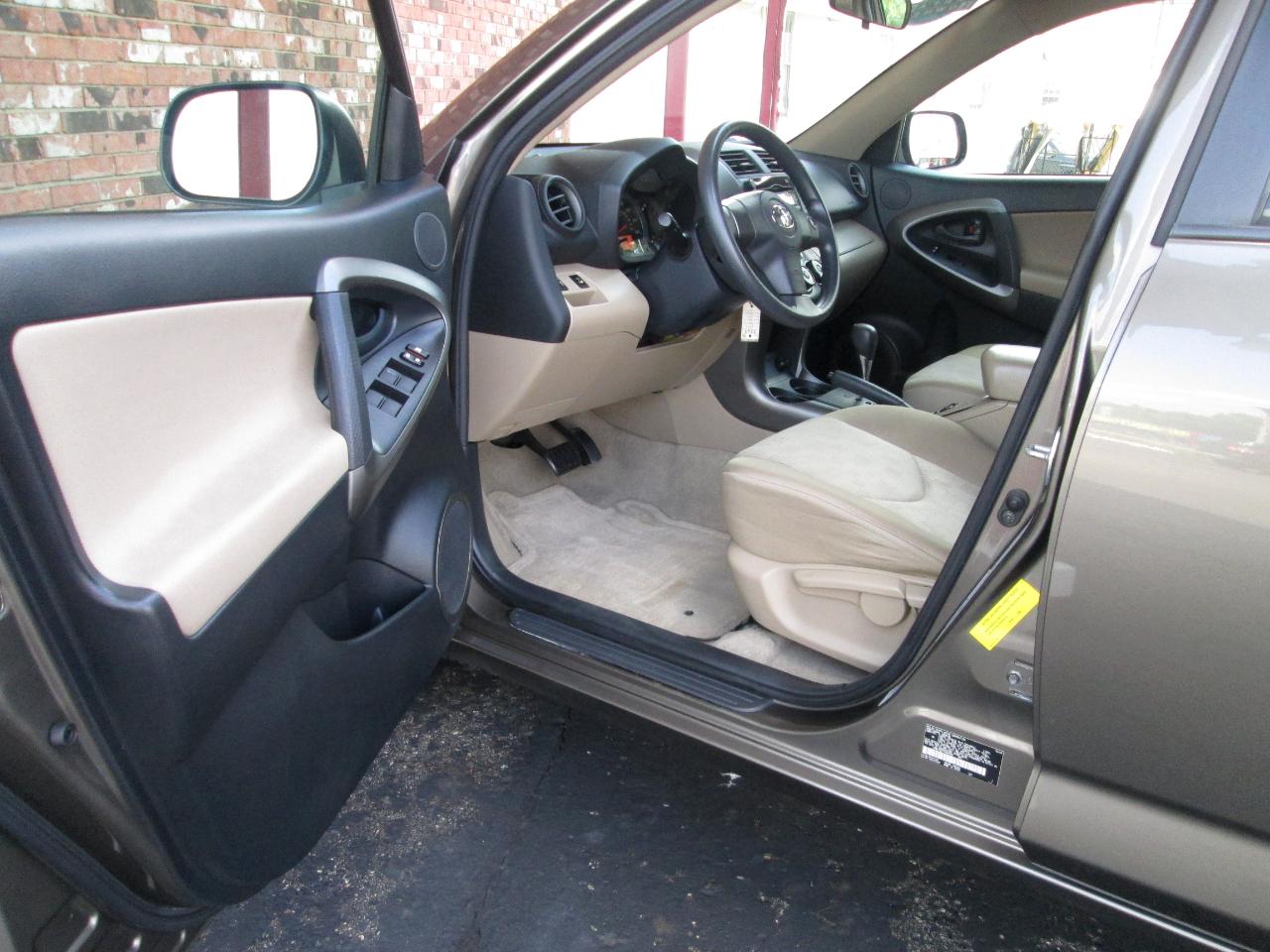 Toyota RAV4 Base I4 4WD with 3rd Row 2009