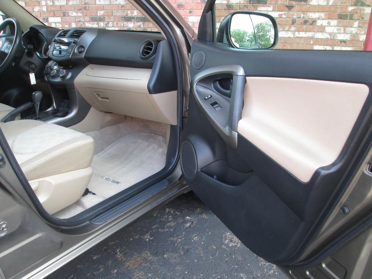 Toyota RAV4 Base I4 4WD with 3rd Row 2009