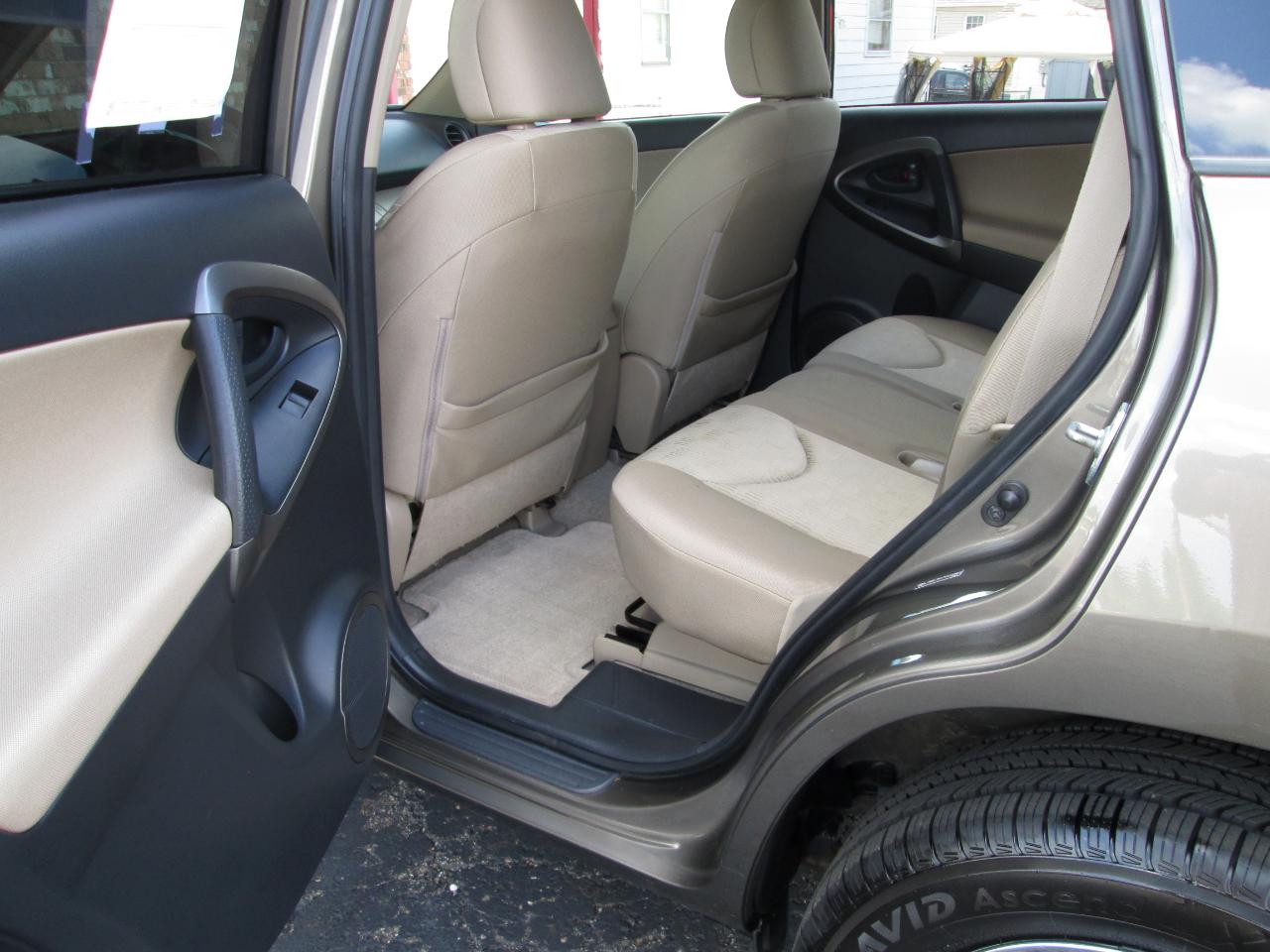 Toyota RAV4 Base I4 4WD with 3rd Row 2009