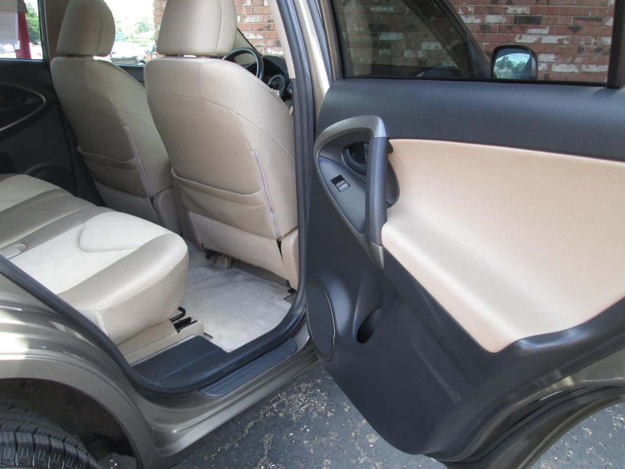 Toyota RAV4 Base I4 4WD with 3rd Row 2009