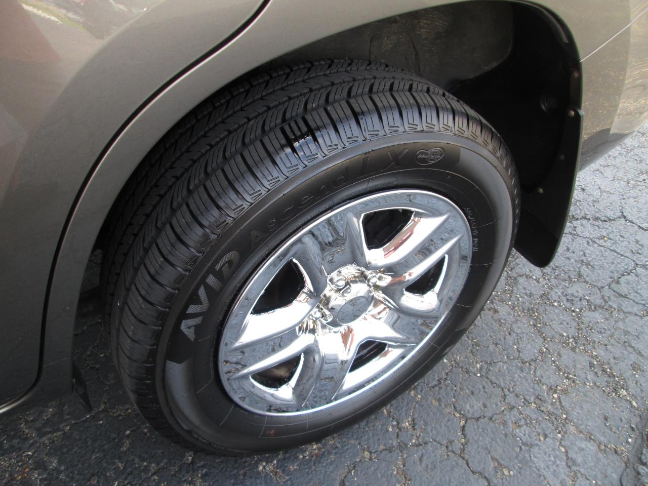 Toyota RAV4 Base I4 4WD with 3rd Row 2009
