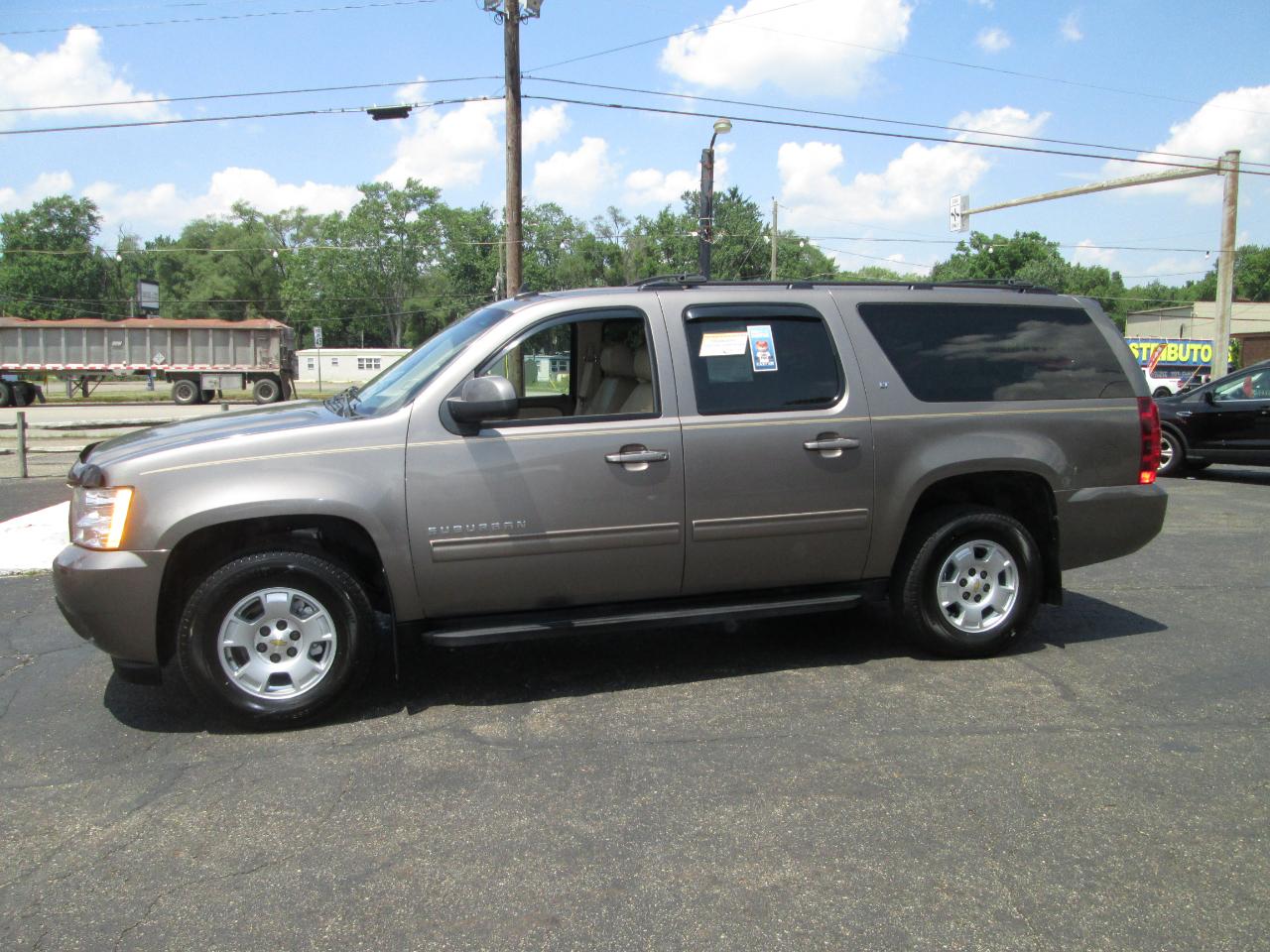 Chevrolet Suburban LT 1500 4WD 2012