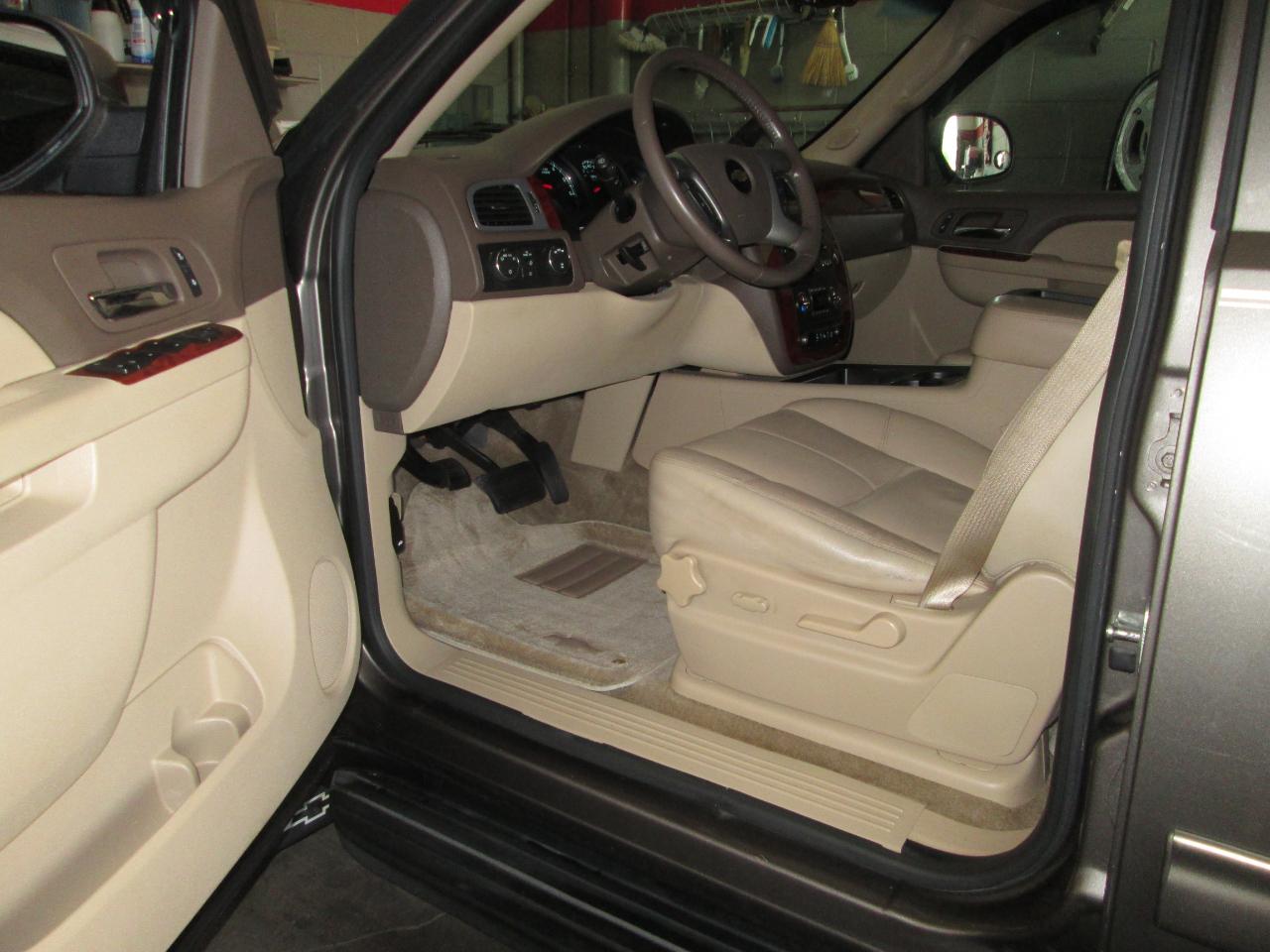 Chevrolet Suburban LT 1500 4WD 2012