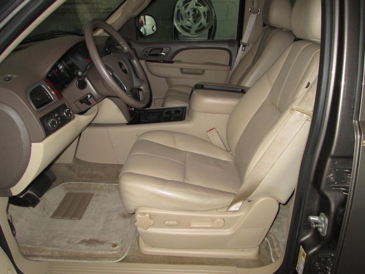 Chevrolet Suburban LT 1500 4WD 2012