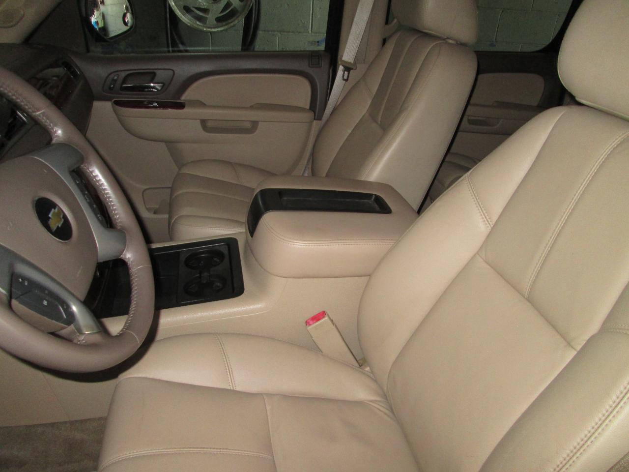 Chevrolet Suburban LT 1500 4WD 2012